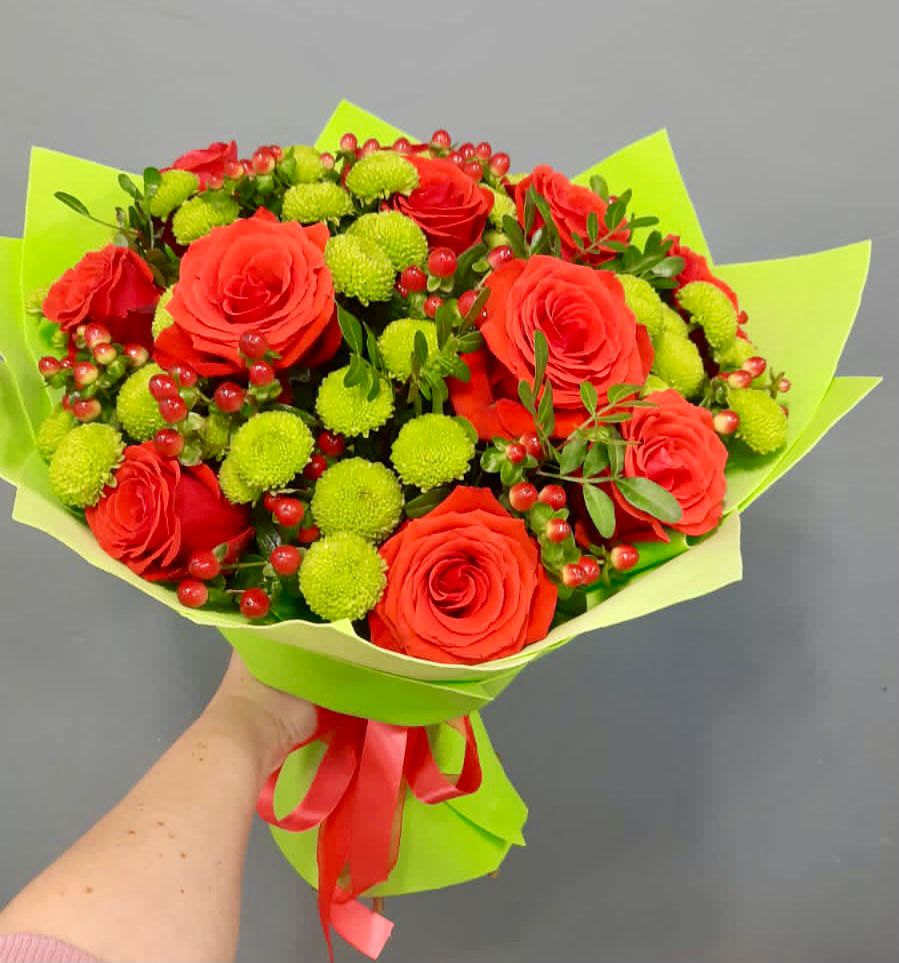 Букет цветов из: Хризантемы и Розы в Мокрое