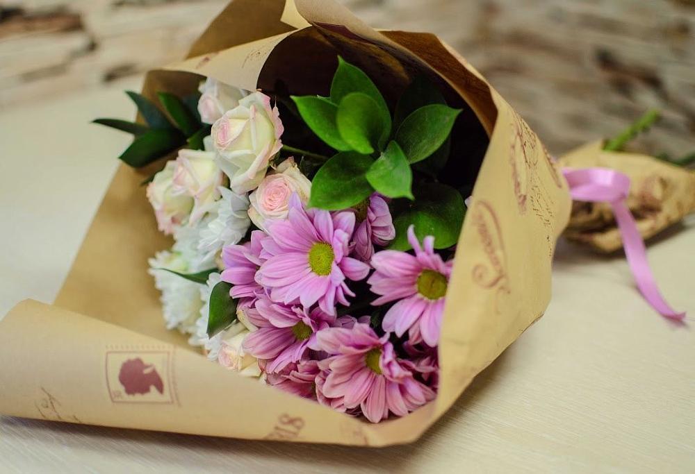 Букет цветов из: Розы и Хризантемы в Мокрое