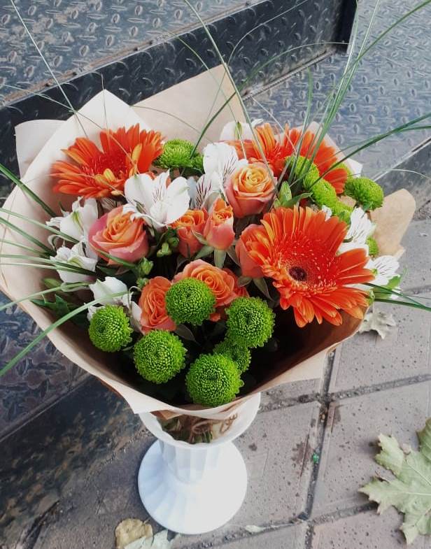 Букет цветов из: Герберы, Хризантемы, Альстромерии и Розы в Мокрое