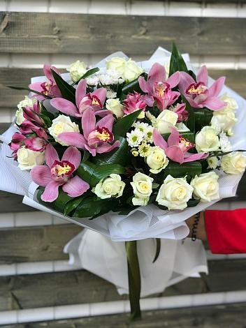 Букет цветов из: Розы и Хризантемы в Мокрое