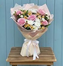 Букет цветов из:  Гвоздики, Орхидеи и Розы в Мокрое
