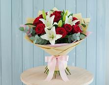 Букет цветов из:  Лилии и Розы в Мокрое