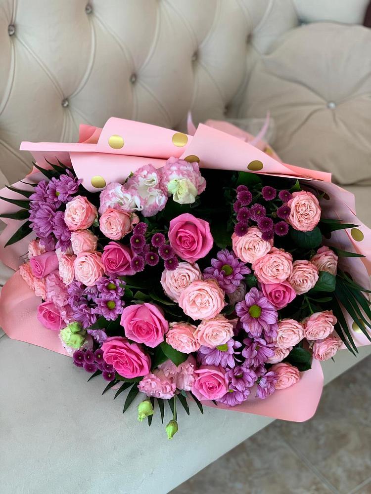 Букет цветов из: Хризантемы, Розы и Лизиантусы в Мокрое