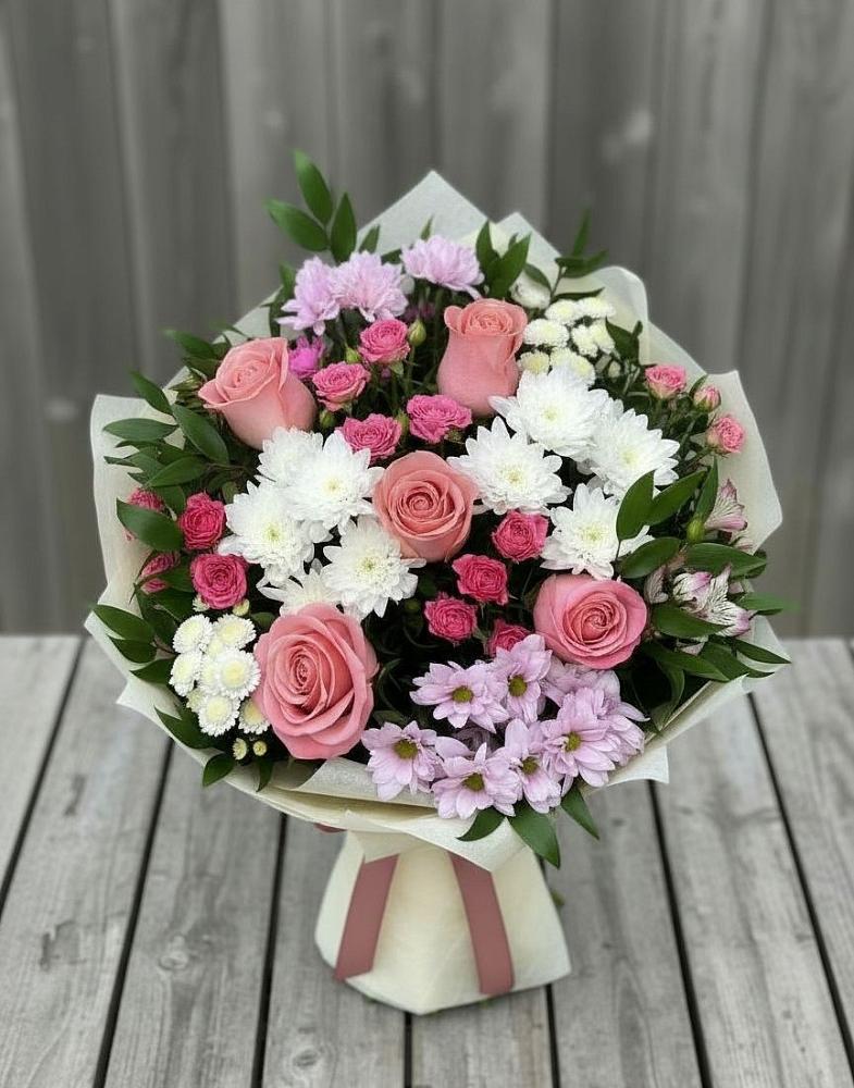 Букет цветов из: Альстромерии, Гвоздики, Розы и Хризантемы в Мокрое