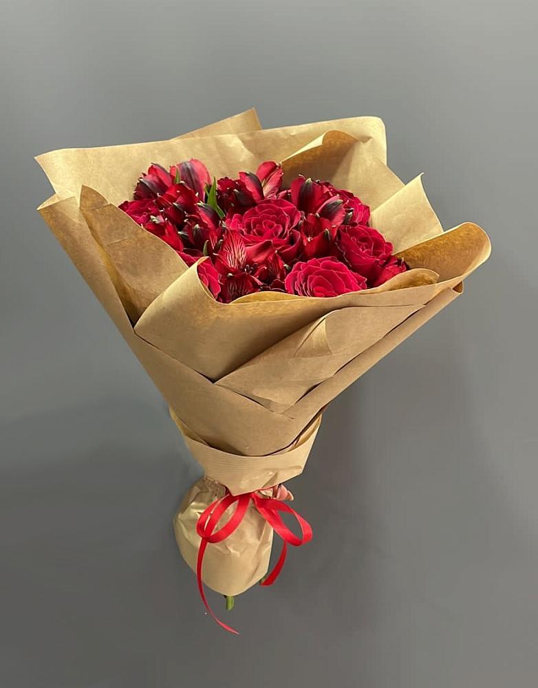 Букет цветов из: Альстромерии и Розы в Мокрое