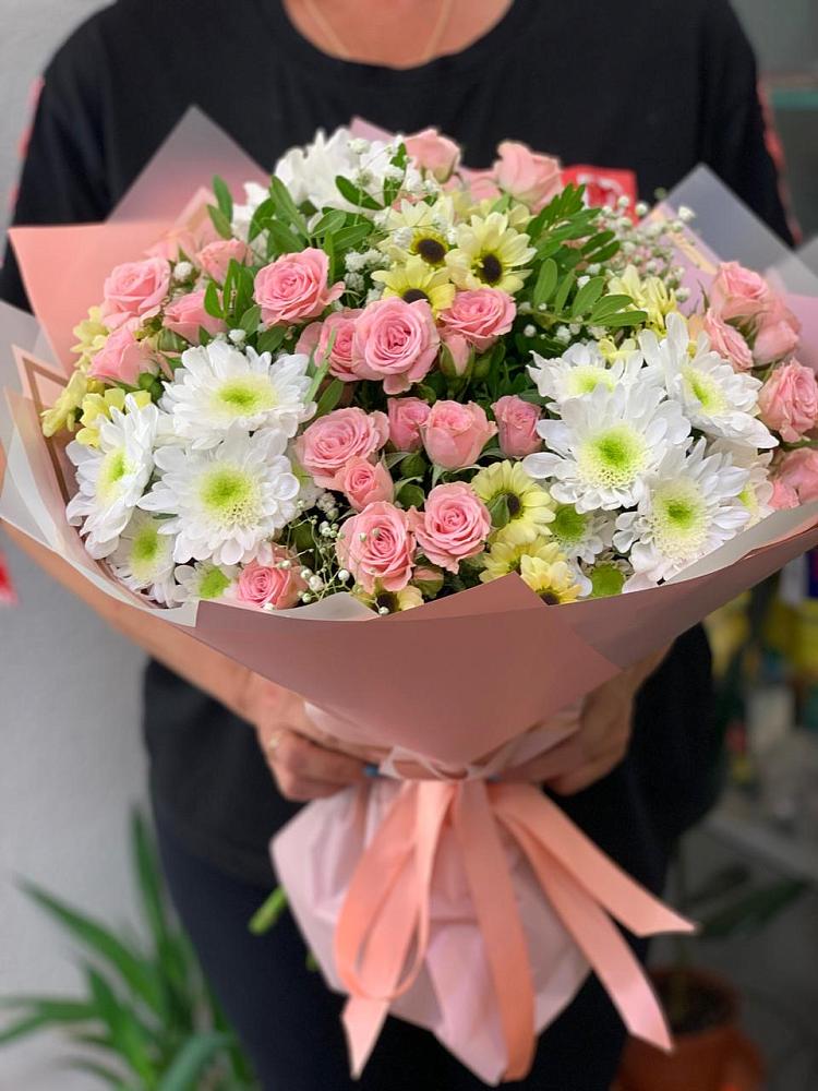 Букет цветов из: Розы и Хризантемы в Мокрое