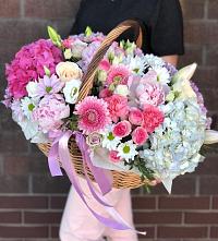 Композиция солнечный день в Мокрое Цветочная композиция из Розы, Хризантемы, Пионы и Лизиантусы в корзине в Мокрое