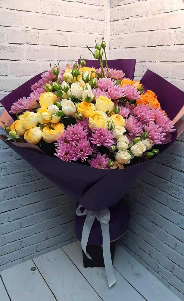 Букет цветов из: Хризантемы и Розы в Мокрое