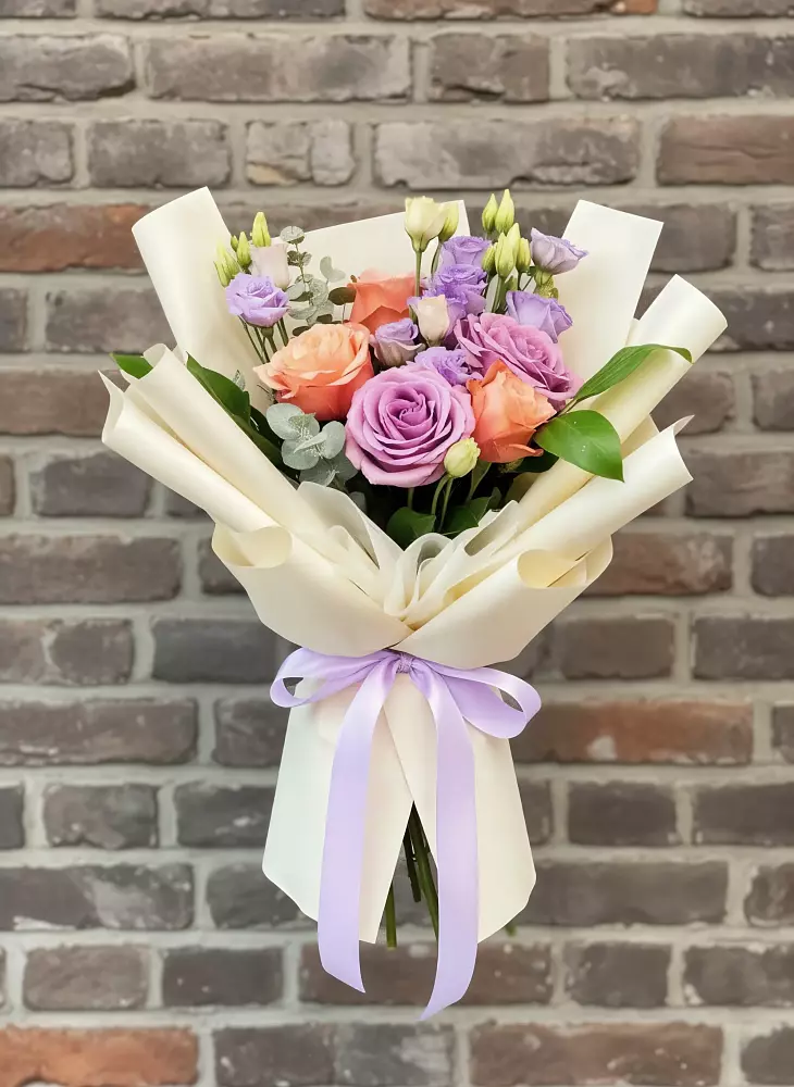 Букет цветов из: Лизиантусы и Розы в Мокрое