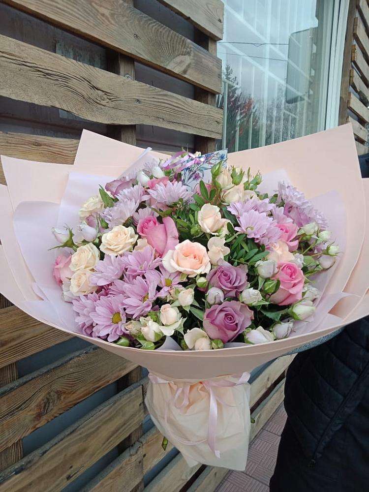 Букет цветов из: Розы и Хризантемы в Мокрое