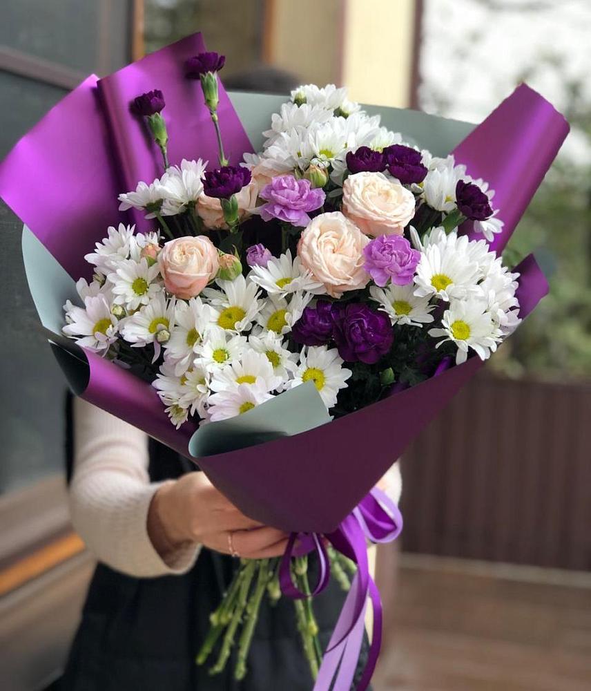 Букет цветов из: Хризантемы, Гвоздики и Розы в Мокрое