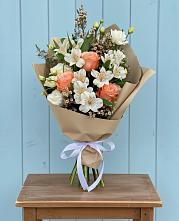 Букет цветов из:  Альстромерии, Лизиантусы, Розы и Хризантемы в Мокрое