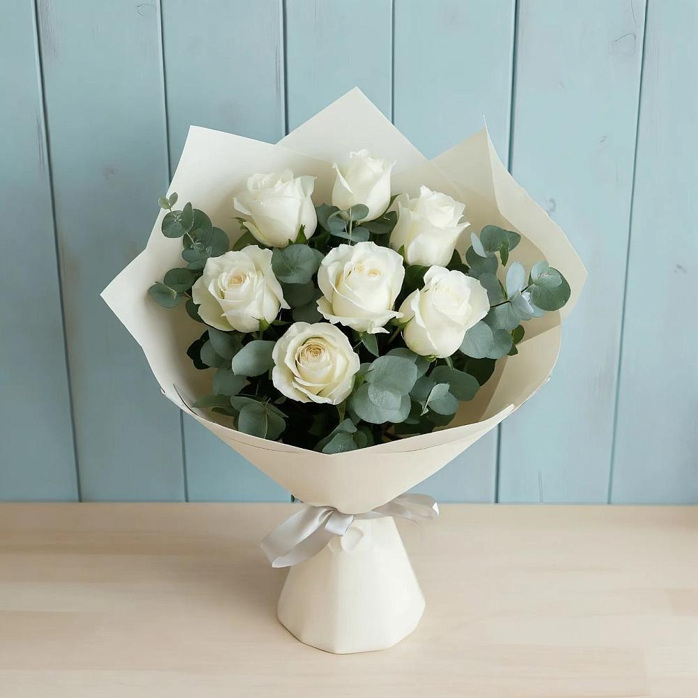 Букет Белые розы в Эвкалипте в Мокрое