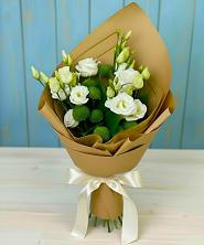 Букет цветов из:  Хризантемы и Лизиантусы в Мокрое