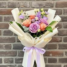 Букет цветов из:  Лизиантусы и Розы в Мокрое