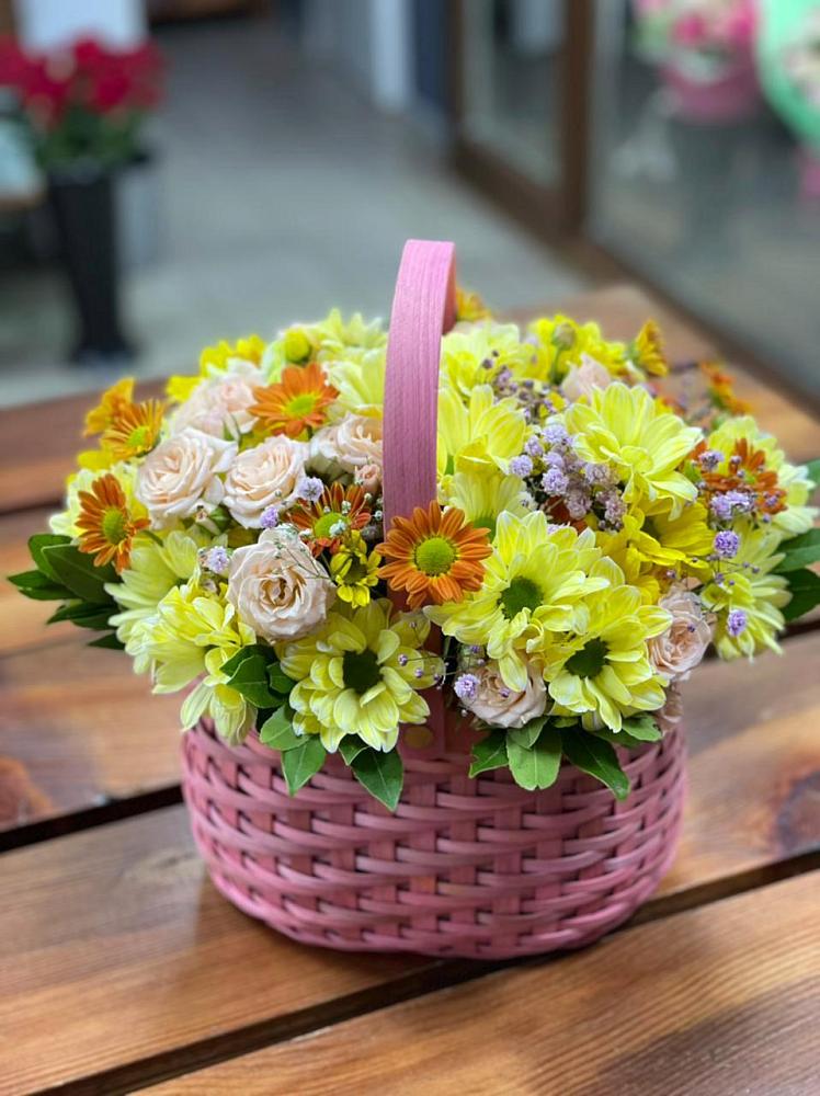 Цветочная композиция из Хризантемы и Розы в корзине в Мокрое