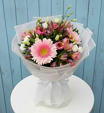 Букет цветов из:  Герберы, Альстромерии и Лизиантусы #REPLACE_PRED# Мокрое