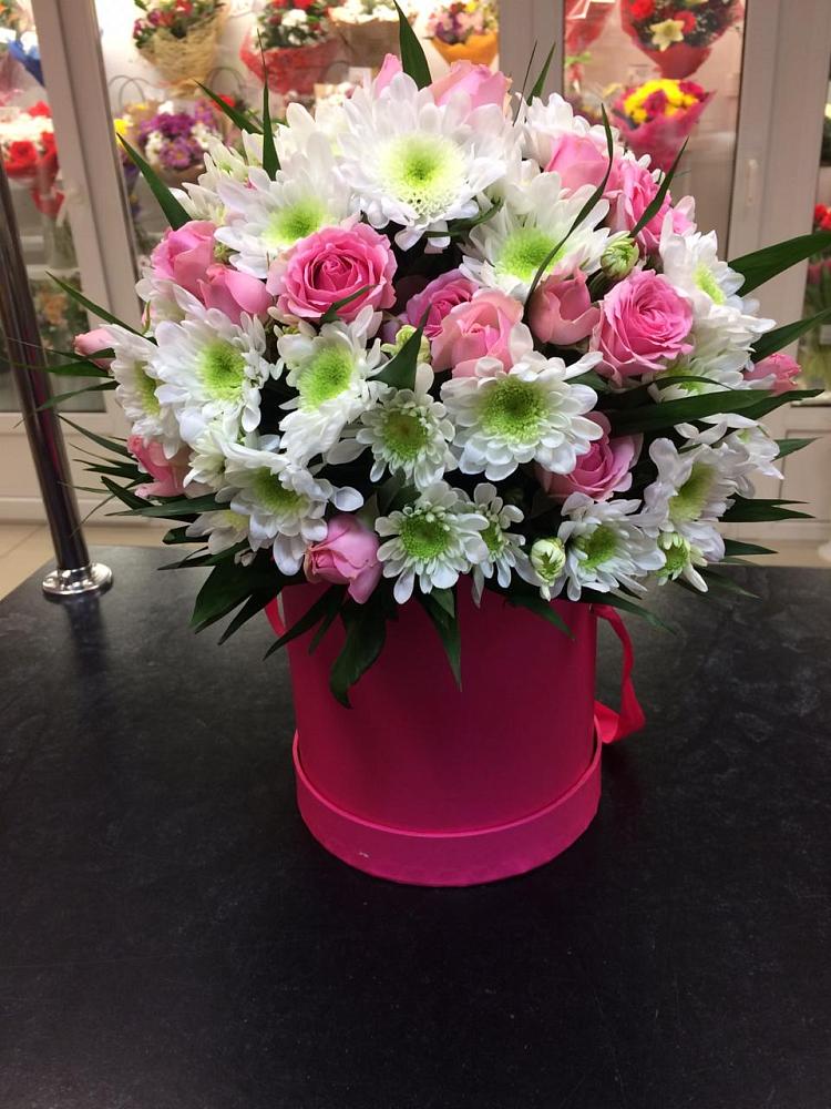 Цветочная композиция из Розы и Хризантемы в шляпной коробке в Мокрое