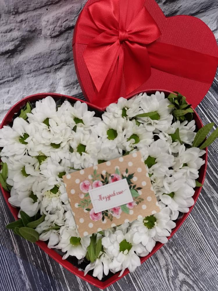 Цветочная композиция из Хризантемы в виде сердца в Мокрое