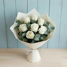 Букет Белые розы в Эвкалипте в Мокрое