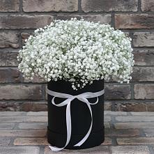 Цветочная композиция из Гипсофила в шляпной коробке в Мокрое
