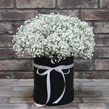 Цветочная композиция из Гипсофила в шляпной коробке в Мокрое