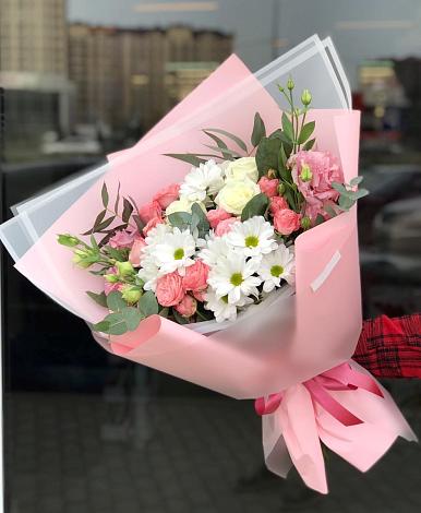 Букет цветов из: Розы, Лизиантусы и Хризантемы в Мокрое