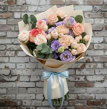 Букет цветов из:  Розы, Лизиантусы и Гвоздики в Мокрое