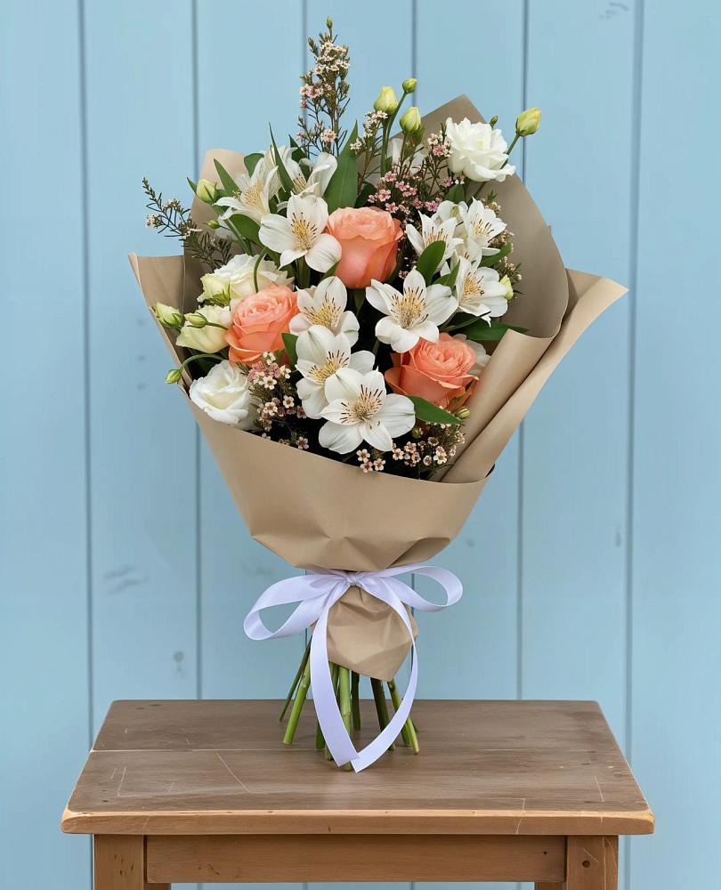 Букет цветов из: Альстромерии, Лизиантусы, Розы и Хризантемы в Мокрое