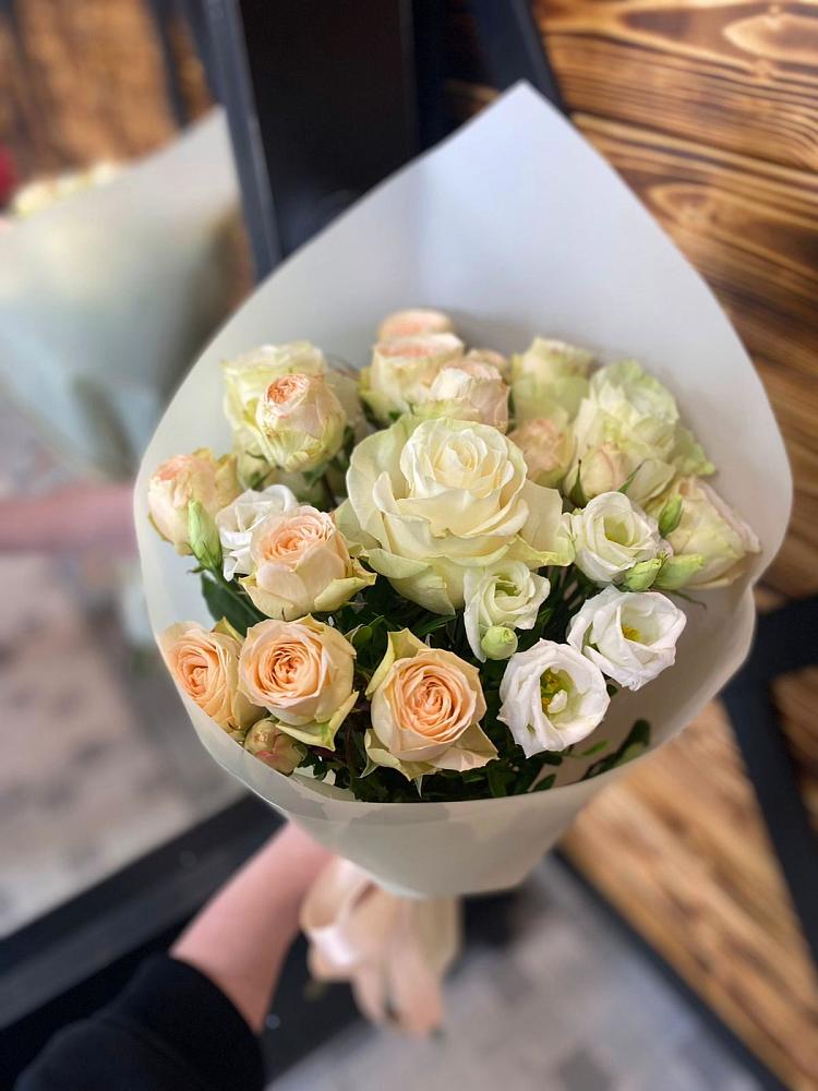 Букет цветов из: Розы и Лизиантусы в Мокрое